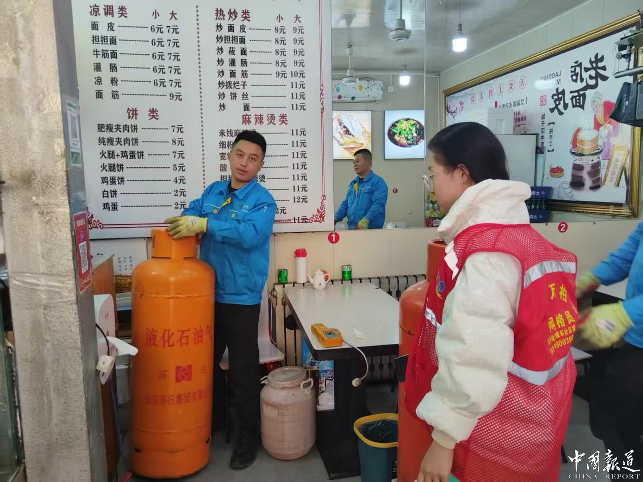 太原市万柏林区:网格员入户宣检燃气安全 守护社区&ldquo;烟火气&rdquo;