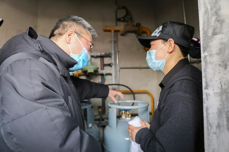 区长李新带队四不两直对瓶装液化石油气使用情况进行安全检查
